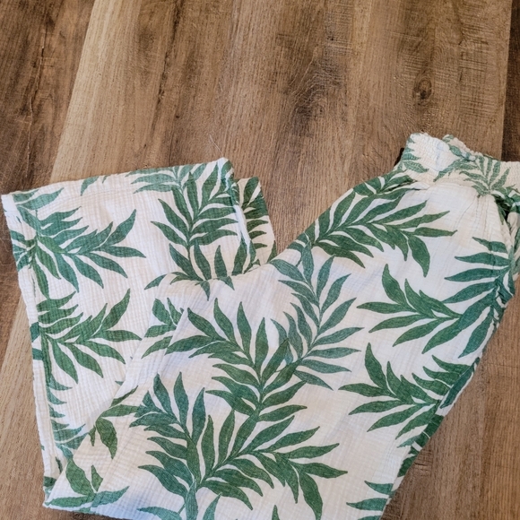 Leaf Print Women's Pants & Top Set - Picture 5 of 12